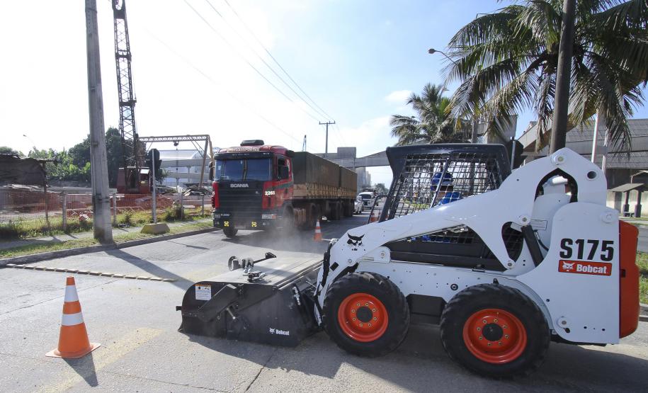 Porto de Paranaguá reforça sistema de limpeza das vias de acesso A intensificação da limpeza, aliada a outras medias como a reforma geral, permitiram uma redução de 80% na população de pombos na área portuária de Paranaguá nos últimos seis meses.