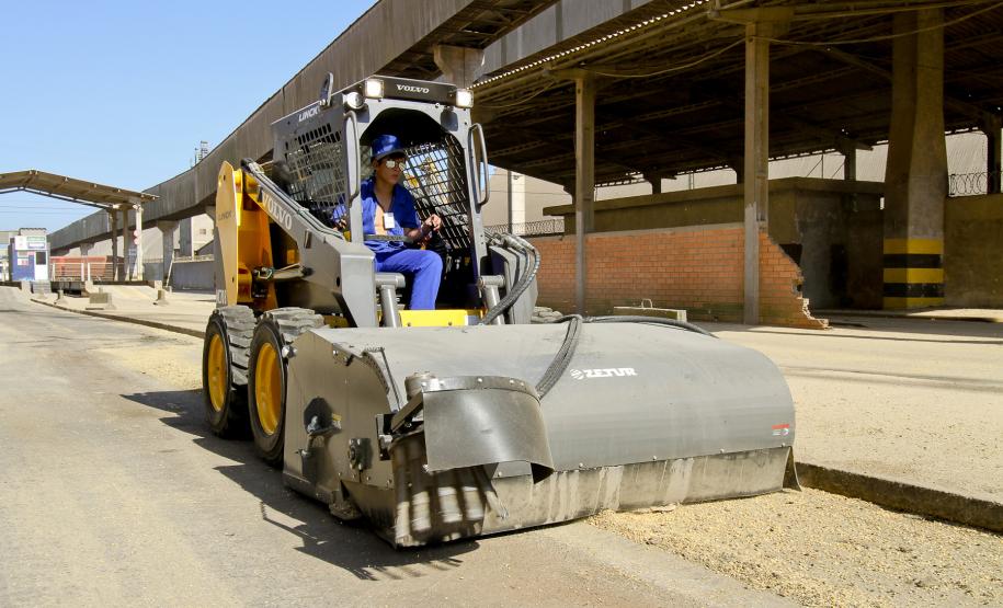 Porto de Paranaguá reforça sistema de limpeza das vias de acesso Uma das máquinas está trabalhando exclusivamente no Silão, para recolher resíduos das operações de transporte e descarga de grãos.