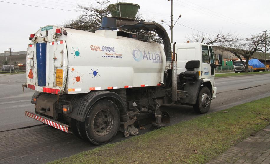 Porto de Paranaguá reforça sistema de limpeza das vias de acesso As outras três máquinas que já realizavam os trabalhos de limpeza no porto continuam fazendo o trabalho normalmente. A maior delas varre as vias e suga a sujeira.