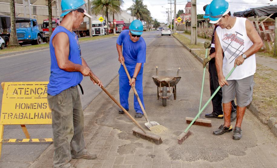 Porto de Paranaguá reforça sistema de limpeza das vias de acesso Tem ainda, um grupo de 80 pessoas, que é responsável por fazer a manutenção da limpeza das ruas no entorno do porto.