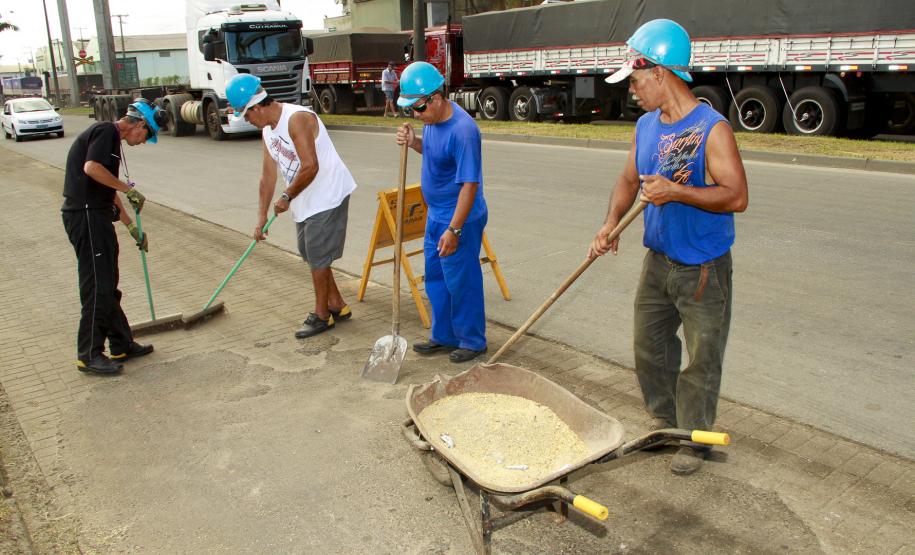 Porto de Paranaguá reforça sistema de limpeza das vias de acesso Tem ainda um grupo de 80 pessoas, que é responsável por fazer a manutenção da limpeza das ruas no entorno do porto.