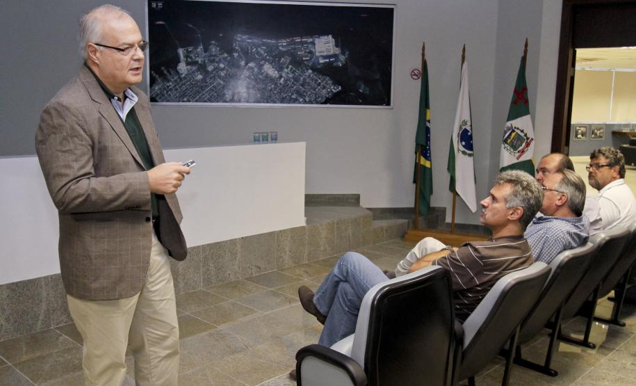 Portos serão parceiros da Secretaria de Meio Ambiente no projeto Bioclima O secretário estadual do meio ambiente, Jonel Iurk, e representantes técnicos da secretaria estiveram no Porto de Paranaguá para apresentar o programa Bioclima Paraná. A apresentação faz parte da série de reuniões que estão sendo realizadas pela SEMA para apresentar o projeto, que será lançado em abril.