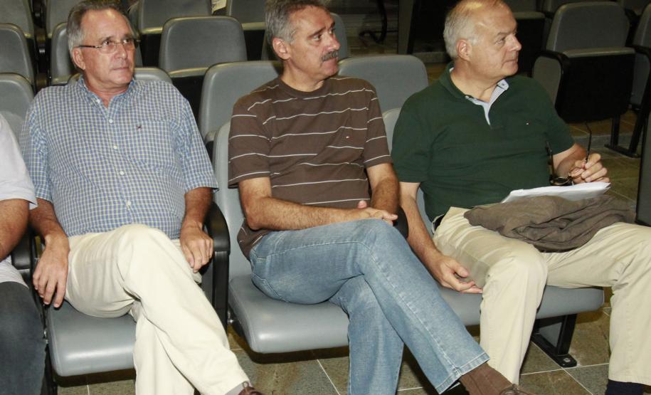 Portos serão parceiros da Secretaria de Meio Ambiente no projeto Bioclima O secretário Iurk (a direita) foi recebido pelo superintendente da Administração dos Portos de Paranaguá e Antonina (Appa), Airton Maron e pelo diretor técnico, Paulinho Dalmaz.