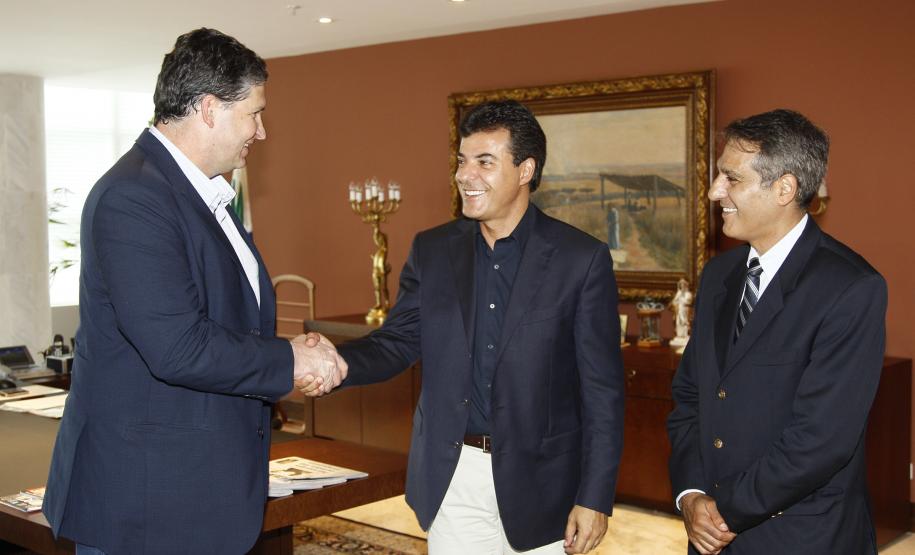 Porto de Paranaguá terá novo superintendente O governador Beto Richa indicou o administrador de empresas Luiz Henrique Dividino para assumir a superintendência da Administração dos Portos de Paranaguá e Antonina (Appa).