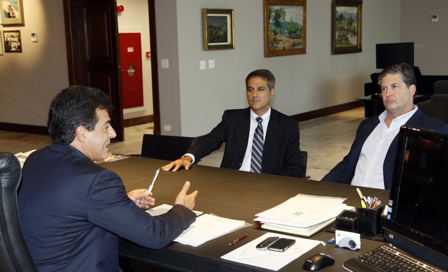 Porto de Paranaguá terá novo superintendente O governador Beto Richa indicou o administrador de empresas Luiz Henrique Dividino para assumir a superintendência da Administração dos Portos de Paranaguá e Antonina (Appa). Dividino será empossado na próxima segunda-feira (19), às 11h, em substituição a Airton Maron.