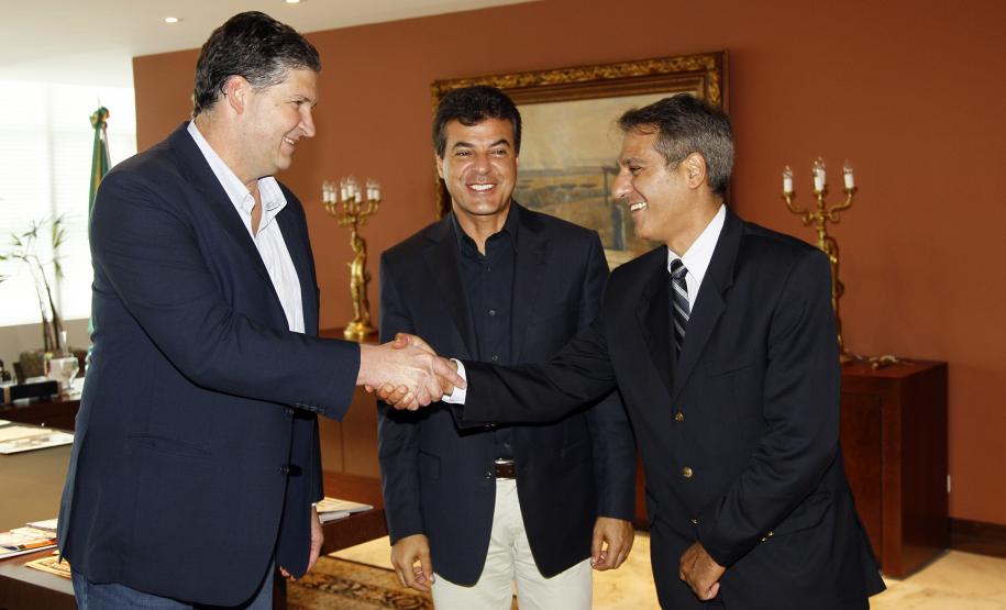 Porto de Paranaguá terá novo superintendente O secretário da Infraestrutura e Logística, José Richa Filho, afirmou que o processo de transição no porto ocorre em ambiente tranqüilo, de muito diálogo e abertura.