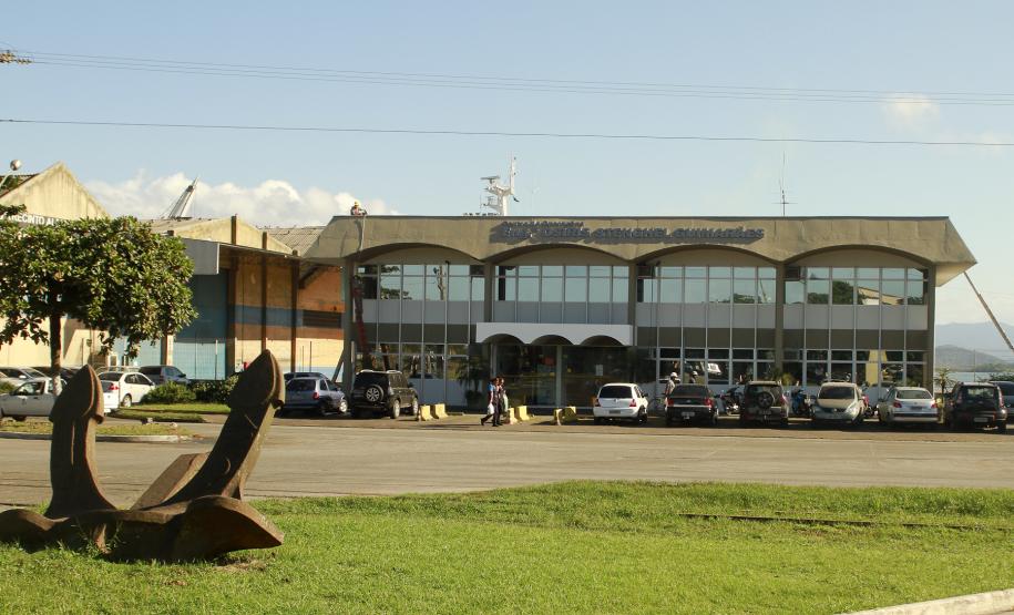 Prédios operacionais do Porto de Paranaguá recebem nomes de ex-funcionários O prédio que serve de sede para o setor operacional foi batizado de Engenheiro Osiris Stenghel Guimarães. Ele foi superintendente dos portos paranaenses entre os anos de 1997 e 2003.