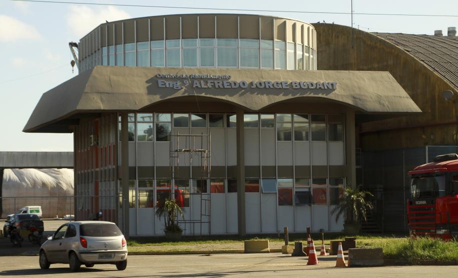 Prédios operacionais do Porto de Paranaguá recebem nomes de ex-funcionários O prédio onde funciona o Centro de Atendimento da Appa foi batizado de Engenheiro Alfredo Jorge Budant. Engenheiro civil, ingressou como funcionário do Porto de Paranaguá em 1955. Entre 1968 e 1975, foi superintendente, além de já ter sido diretor técnico do Porto.