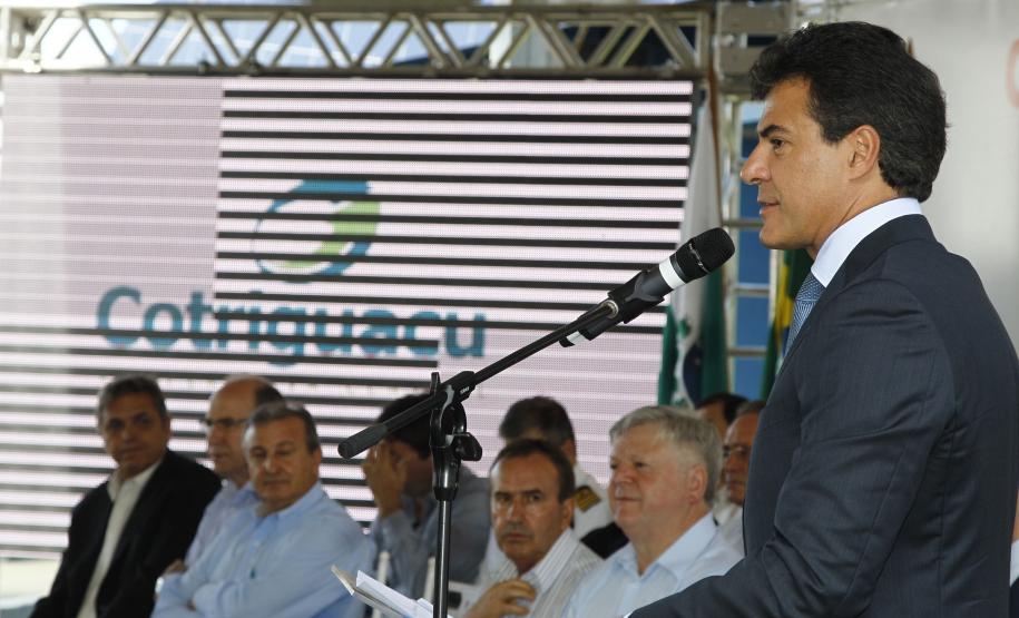 Richa inaugura novas instalações da Cotriguaçu em Paranaguá O governador Beto Richa participou nesta segunda-feira (19), da inauguração das novas instalações do terminal portuário da Cooperativa Cotriguaçu em Paranaguá. A empresa investiu R$ 30 milhões para ampliar a capacidade do sistema de armazenagem (de 150 mil para 210 mil toneladas de grãos) e a área de descarga de grãos e modernizar o sistema administrativo.