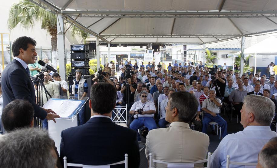 Richa inaugura novas instalações da Cotriguaçu em Paranaguá O governador Beto Richa participou nesta segunda-feira (19), da inauguração das novas instalações do terminal portuário da Cooperativa Cotriguaçu em Paranaguá. A empresa investiu R$ 30 milhões para ampliar a capacidade do sistema de armazenagem (de 150 mil para 210 mil toneladas de grãos) e a área de descarga de grãos e modernizar o sistema administrativo.