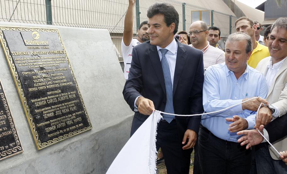 Richa inaugura novas instalações da Cotriguaçu em Paranaguá O governador Beto Richa participou nesta segunda-feira (19), da inauguração das novas instalações do terminal portuário da Cooperativa Cotriguaçu em Paranaguá. A empresa investiu R$ 30 milhões para ampliar a capacidade do sistema de armazenagem (de 150 mil para 210 mil toneladas de grãos) e a área de descarga de grãos e modernizar o sistema administrativo.