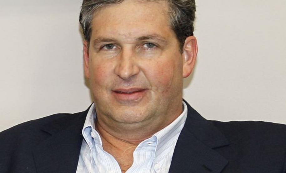 Modernização dos portos é a meta principal da nova administração da Appa O novo superintendente tem ampla experiência na atividade portuária, atuando a mais de 24 anos no setor. Em seu discurso de posse, Dividino elogiou o trabalho de seu antecessor e disse que Maron foi o responsável por tirar o porto da situação difícil que ele se encontrava.