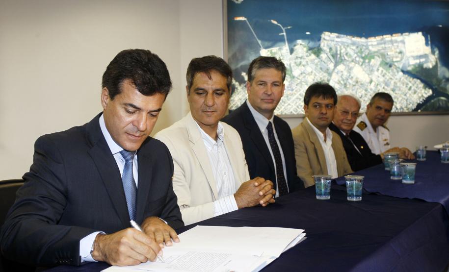 Modernização dos portos é a meta principal da nova administração da Appa Na manhã desta segunda-feira (19), o governador Beto Richa deu posse ao novo superintendente dos portos paranaenses, Luiz Henrique Tessutti Dividino. A cerimônia foi realizada no auditório da Appa e contou com a presença do secretário estadual de infraestrutura e logística, José Richa Filho e dos deputados federais André Zacharow e Fernando Francischini, entre outras autoridades.