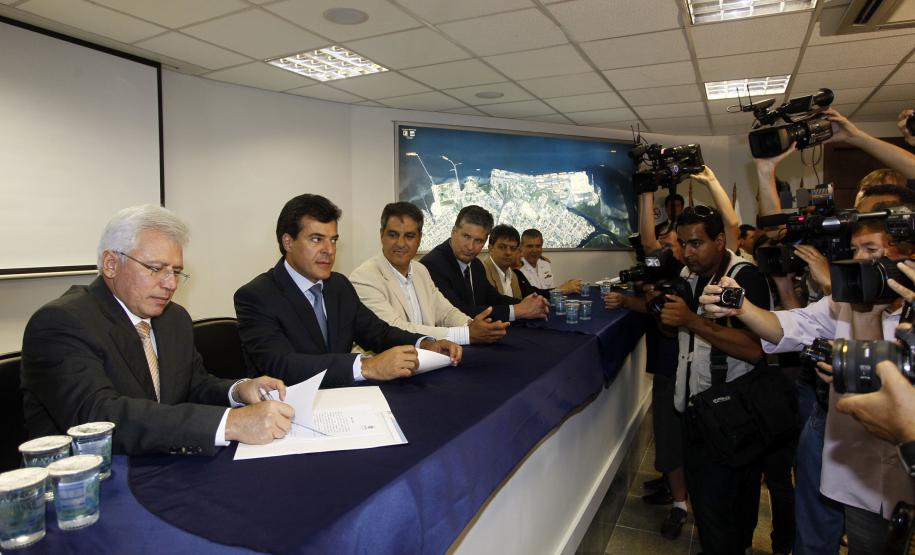 Modernização dos portos é a meta principal da nova administração da Appa Na manhã desta segunda-feira (19), o governador Beto Richa deu posse ao novo superintendente dos portos paranaenses, Luiz Henrique Tessutti Dividino. A cerimônia foi realizada no auditório da Appa e contou com a presença do secretário estadual de infraestrutura e logística, José Richa Filho e dos deputados federais André Zacharow e Fernando Francischini, entre outras autoridades.