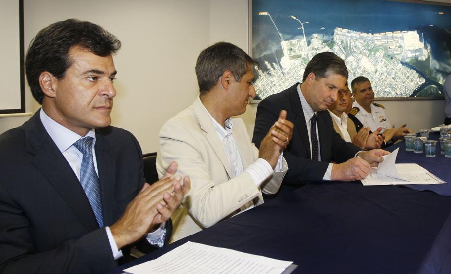 Modernização dos portos é a meta principal da nova administração da Appa Na manhã desta segunda-feira (19), o governador Beto Richa deu posse ao novo superintendente dos portos paranaenses, Luiz Henrique Tessutti Dividino. A cerimônia foi realizada no auditório da Appa e contou com a presença do secretário estadual de infraestrutura e logística, José Richa Filho e dos deputados federais André Zacharow e Fernando Francischini, entre outras autoridades.