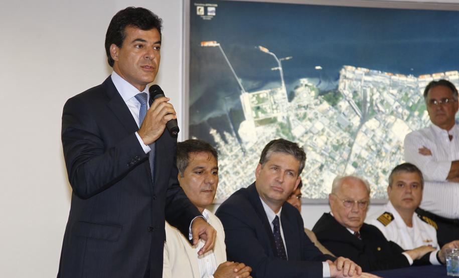 Modernização dos portos é a meta principal da nova administração da Appa Na manhã desta segunda-feira (19), o governador Beto Richa deu posse ao novo superintendente dos portos paranaenses, Luiz Henrique Tessutti Dividino. A cerimônia foi realizada no auditório da Appa e contou com a presença do secretário estadual de infraestrutura e logística, José Richa Filho e dos deputados federais André Zacharow e Fernando Francischini, entre outras autoridades.