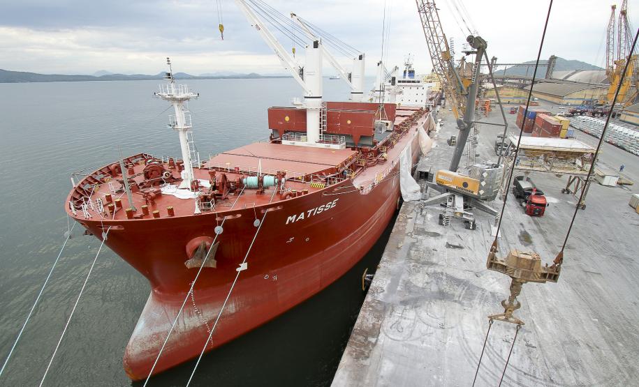 Secretaria de Portos apresenta programa de resíduos em Paranaguá O programa, criado para identificar resíduos em 22 portos brasileiros, e está contemplado nas ações do PAC 2, com recursos de R$ 16 milhões. Esta primeira fase de diagnóstico terá duração de um ano e ao fim deste prazo trará não apenas soluções para melhor coleta e gestão dos resíduos deixados pela operação portuária como sugestões para seu uso comercial.