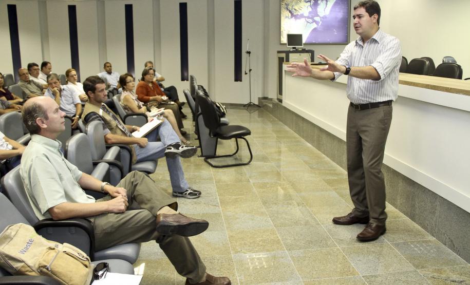 Secretaria de Portos apresenta programa de resíduos em Paranaguá Representantes dos terminais usuários dos portos paranaenses e membros da diretoria técnica da Administração dos Portos de Paranaguá e Antonina (Appa) participaram nesta terça-feira (20) da apresentação do programa “Conformidade Gerencial de Resíduos Sólidos e Efluentes dos Portos”, criado pela da Secretaria de Portos (SEP/PR) da Presidência de República.