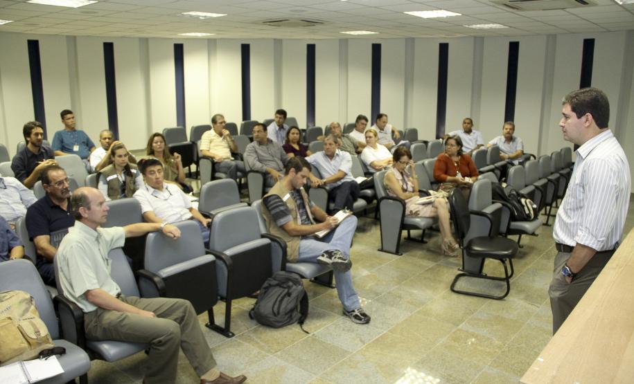 Secretaria de Portos apresenta programa de resíduos em Paranaguá A coleta de dados em Paranaguá será feita pela UFRJ em parceria com as universidades locais. Os pesquisadores ficarão em Paranaguá durante toda esta semana e darão início ao trabalho de identificação dos pontos geradores de resíduos que serão monitorados.