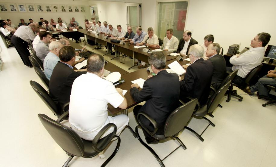 Bancada parlamentar do PR reforça apoio aos projetos do Porto de Paranaguá Foi acordado ainda na reunião que o ministro dos portos, Leônidas Cristino, será convidado a participar da próxima reunião do CAP, para discutir os projetos de modernização dos portos paranaenses.