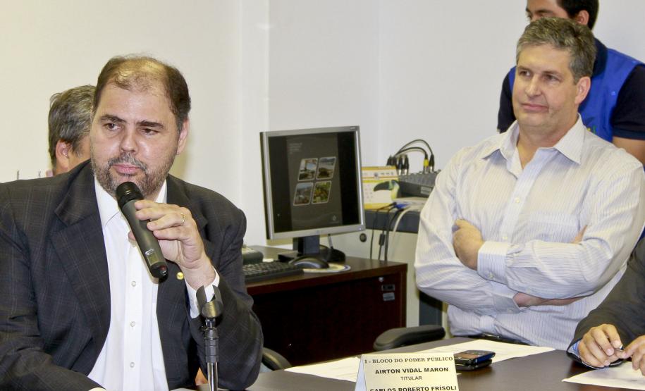 Bancada parlamentar do PR reforça apoio aos projetos do Porto de Paranaguá Os deputados federais Ângelo Vanhoni e Alex Canziani participaram nesta quinta-feira (22) da reunião do Conselho de Autoridade Portuária de Paranaguá (CAP). O deputado Alex Canzinani lembrou que, das emendas parlamentares propostas pela bancada paranaense, a destinada ao Porto de Paranaguá é a maior de todas, com R$ 30 milhões.