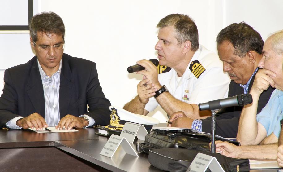 Bancada parlamentar do PR reforça apoio aos projetos do Porto de Paranaguá O secretário estadual de infraestrutura e logística, José Richa Filho também participou da reunião. Para ele, a reunião foi histórica e mostrou alinhamento entre as prioridades da comunidade portuária, governo municipal, estadual e parlamentares. Na foto, o capitão dos Portos do Paraná José Henrique Corbage Rabello, fazendo seu discurso.