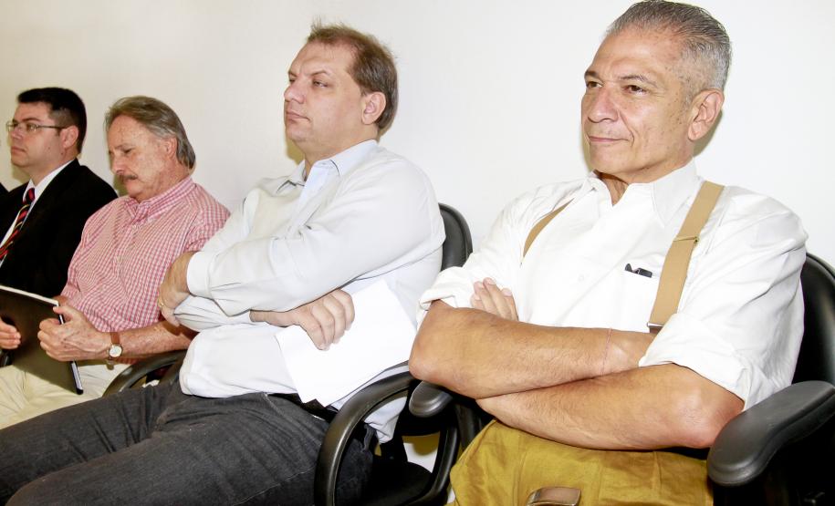 Bancada parlamentar do PR reforça apoio aos projetos do Porto de Paranaguá Os deputados federais Ângelo Vanhoni (na foto em primeiro plano) e Alex Canziani participaram nesta quinta-feira (22) da reunião do Conselho de Autoridade Portuária de Paranaguá (CAP). O deputado Ângelo Vanhoni afirmou que é unânime, entre os 30 deputados federais paranaenses que o governo federal precisa melhorar sua atuação com o Porto de Paranaguá.