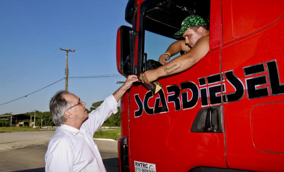 Campanha para lacrar bicas de caminhão é lançada no Paraná Panfletos educativos estão sendo distribuídos nas praças de pedágio do interior do Paraná, bem como no Pátio de Triagem do Porto e nos terminais de descarga. De acordo com o diretor técnico da Appa, Paulinho Dalmaz (na foto entregando o panfleto), a campanha é uma das ações que a Appa está implantando em benefício dos caminhoneiros.