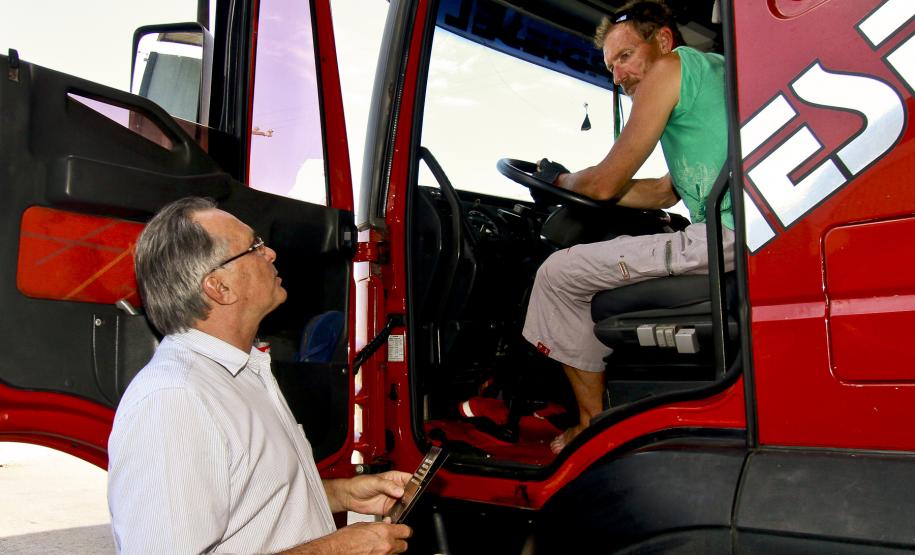 Campanha para lacrar bicas de caminhão é lançada no Paraná A Secretaria Estadual de Infraestrutura e Logística (SEIL), a Administração dos Portos de Paranaguá e Antonina (Appa) e a Ecovia lançam nesta sexta-feira (23), no Paraná, uma campanha de conscientização de caminhoneiros sobre a necessidade de lacrar as bicas dos caminhões.
