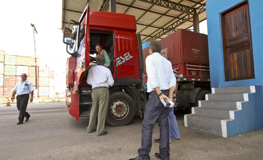 Campanha para lacrar bicas de caminhão é lançada no Paraná Panfletos educativos estão sendo distribuídos no Pátio de Triagem do Porto, nas praças de pedágio do interior do Paraná e nos terminais de carga.