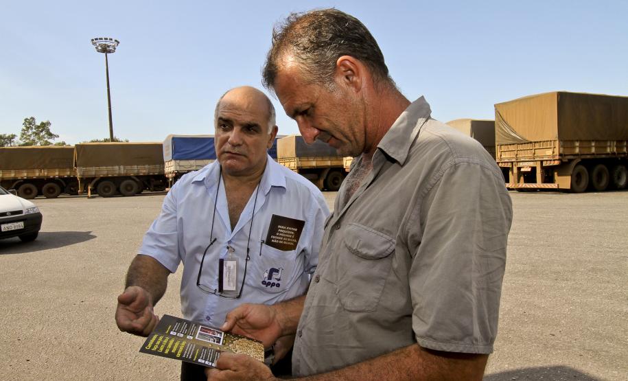 Campanha para lacrar bicas de caminhão é lançada no Paraná O caminhoneiro Sergio José Bonert saiu de Sorriso (MS) rumo a Paranaguá carregado com soja. Para ele, a campanha de fechamento de bicas aumenta a segurança dos motoristas. “É importante alertar para evitar a ação dos vândalos. O porto está de parabéns pela iniciativa”, disse.