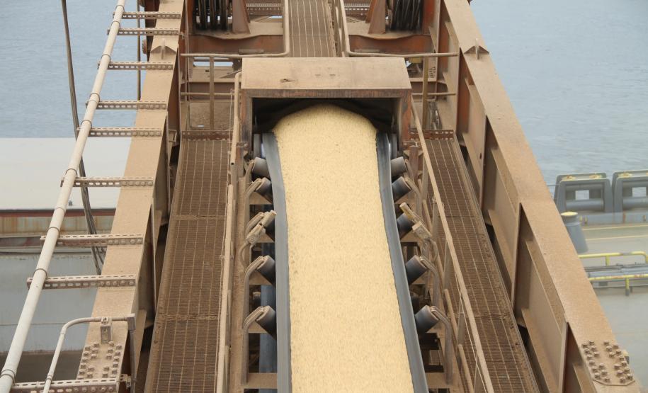 Considerando apenas a exportação de soja, no primeiro trimestre foram embarcadas pelo Corredor de Exportação do Porto de Paranaguá, 1,6 milhão de toneladas. O volume é 117% superior ao registrado em 2011 no mesmo período. Já o farelo de soja apresentou alta de 43% em relação a 2011, totalizando 1,1 milhão de toneladas exportadas.