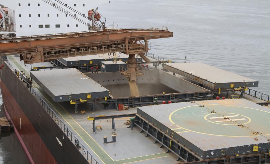 O Corredor de Exportação do Porto de Paranaguá, exportou, de janeiro até agora, 3,4 milhões de toneladas de grãos. O volume é 37% superior ao registrado no ano passado. O embarque diário realizado no corredor tem sido de 65 mil toneladas, em média.