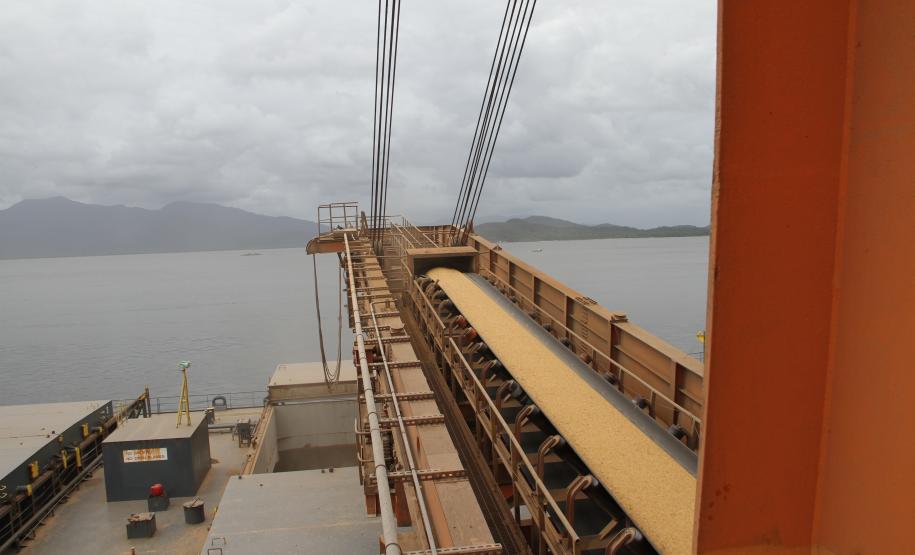 Considerando apenas a exportação de soja, no primeiro trimestre foram embarcadas pelo Corredor de Exportação do Porto de Paranaguá, 1,6 milhão de toneladas. O volume é 117% superior ao registrado em 2011 no mesmo período. Já o farelo de soja apresentou alta de 43% em relação a 2011, totalizando 1,1 milhão de toneladas exportadas.