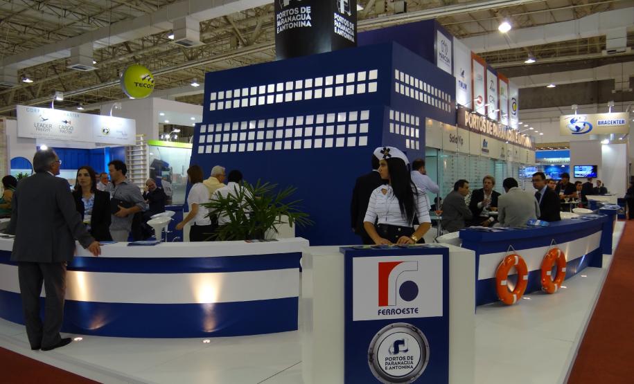 Portos de Paranaguá e Antonina participam da Intermodal South America Um estande temático em forma de um navio está atraindo a atenção de visitantes e expositores da 18ª edição da Feira Internacional de Logística, Transporte de Cargas e Comércio Exterior – Intermodal South America, que foi aberta nesta terça-feira (10), no Transamérica Expo Center, em São Paulo. A feira reúne em torno de 500 expositores de vinte países.