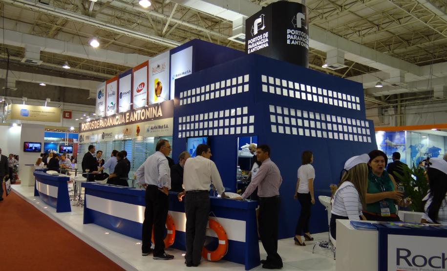 Portos de Paranaguá e Antonina participam da Intermodal South America Os portos paranaenses também buscam resgatar antigos clientes e atrair novos parceiros, a exemplo do que ocorreu em outras edições da feira. Em 2011, mesmo depois do estrago que ocorreu nas estradas que levam ao Litoral, provocado por enchentes, em março, o porto conseguiu movimentar mais de US$ 32 milhões de dólares, ampliando em mais de três milhões de toneladas o volume movimentado no ano.