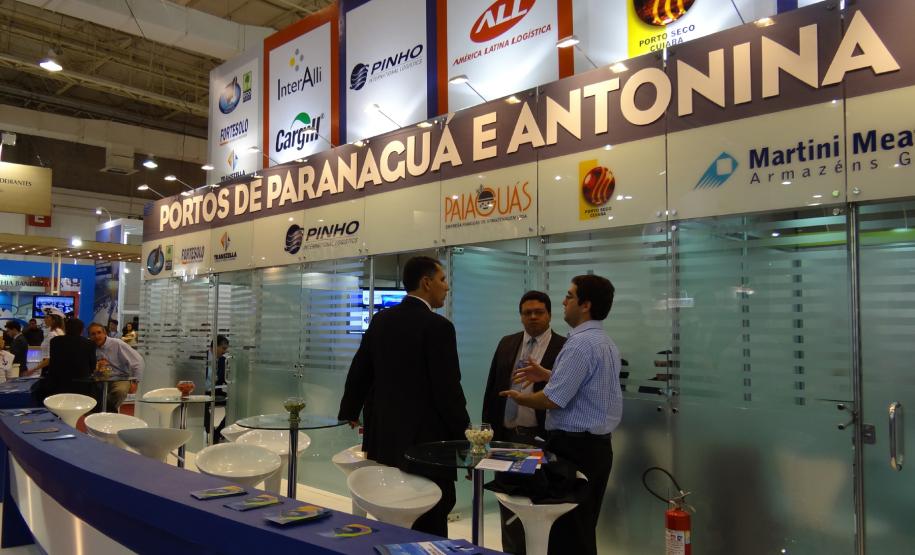 Portos de Paranaguá e Antonina participam da Intermodal South America Um estande temático em forma de um navio está atraindo a atenção de visitantes e expositores da 18ª edição da Feira Internacional de Logística, Transporte de Cargas e Comércio Exterior – Intermodal South America, que foi aberta nesta terça-feira (10), no Transamérica Expo Center, em São Paulo. A feira reúne em torno de 500 expositores de vinte países.