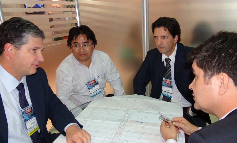 Portos de Paranaguá e Antonina participam da Intermodal South America O estande temático foi desenvolvido pela Administração dos Portos de Paranaguá e Antonina em conjunto com 30 operadores logísticos que são parceiros comerciais dos portos paranaenses.