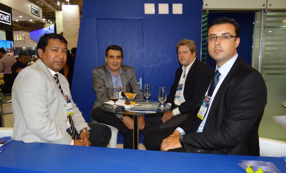 Portos de Paranaguá e Antonina participam da Intermodal South America O estande temático foi desenvolvido pela Administração dos Portos de Paranaguá e Antonina em conjunto com 30 operadores logísticos que são parceiros comerciais dos portos paranaenses. A participação dos portos paranaenses na feira é muito importante devido à presença de grandes empresas multinacionais, produtores de grãos, de minérios, operadores portuários, de aeroportos, ferrovias, empresas de logística e tecnologia, que concentram grande parte do Produto Interno Bruto mundial.