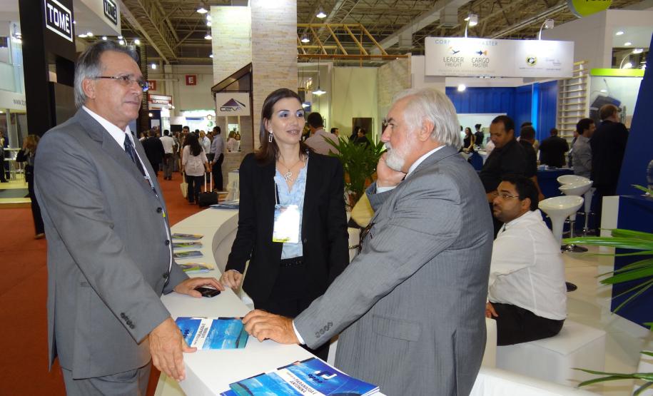 Portos de Paranaguá e Antonina participam da Intermodal South America O estande temático foi desenvolvido pela Administração dos Portos de Paranaguá e Antonina em conjunto com 30 operadores logísticos que são parceiros comerciais dos portos paranaenses. “A ideia é mostrar que estamos todos juntos em um mesmo barco, o governo do Paraná, o porto e os usuários, demonstrando que formamos uma administração aberta e transparente”, afirma Lourenço Fregonese, diretor comercial da Appa.