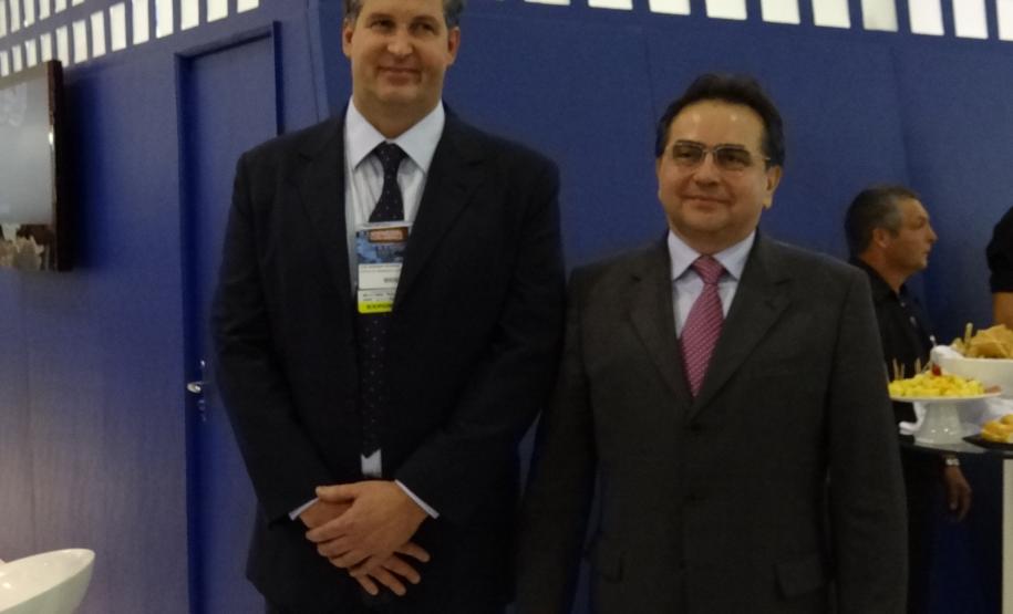 Luiz Dividino, superintendente da Appa, com o ministro da Secretaria Especial de Portos, Leônidas Cristino, que visitou o estande da Appa na Feira Internacional de Logística, Transporte de Cargas e Comércio Exterior – Intermodal South América, que está acontecendo em São Paulo.