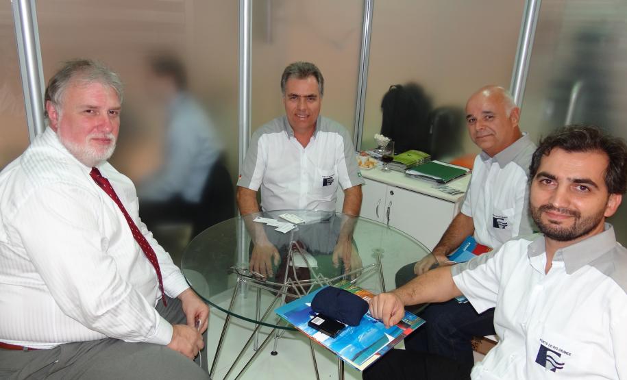 Reunião entre o diretor comercial da Administração dos Portos de Paranaguá e Antonina, Lourenço Fregonese, e os diretores do Porto de Rio Grande Daniel Alvarenga Pereira, Glênio Dias Jorge e Jeferson Alonso dos Santos (da esquerda para a direita), no estande da Appa, durante a 18ª Feira Intermodal, no Transamérica Expo Center, em São Paulo.