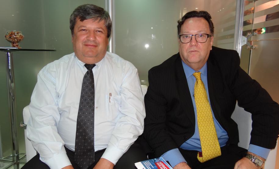 Encontro do diretor Administrativo e Financeiro da Administração dos Portos de Paranaguá e Antonina, Carlos Roberto Frisoli, com o diretor da APM Terminals, Paulo Simões, no estande da Appa, durante a 18ª Feira Intermodal, no Transamérica Expo Center, em São Paulo.