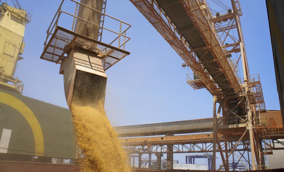 Exportação de veículos pelo Porto de Paranaguá cresce 25% no primeiro trimestre Outro destaque na movimentação do trimestre é a soja, que atingiu alta de 144% nas exportações, totalizando 1,9 milhão de toneladas. O farelo de soja também apresentou bom resultado, totalizando 1,1 milhão de toneladas exportadas, o que representa uma alta de 50% em relação a 2011.