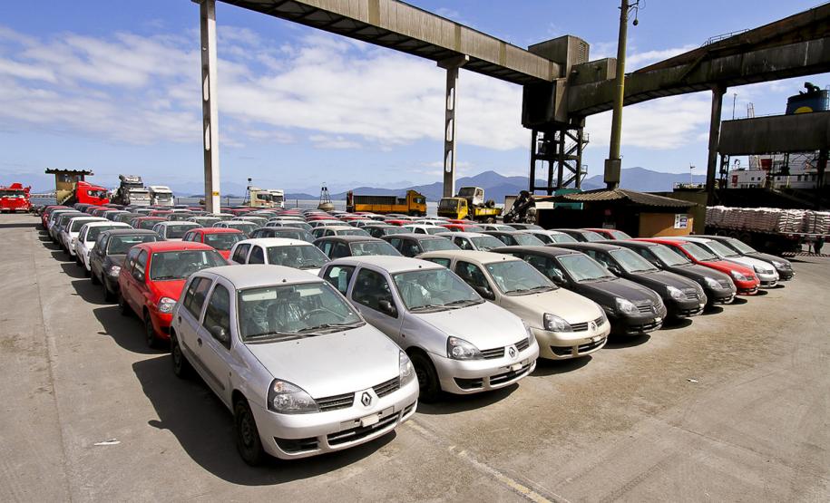 Exportação de veículos pelo Porto de Paranaguá cresce 25% no primeiro trimestre Considerando a importação, o resultado foi ainda maior. No trimestre, a Appa registrou alta de 77% nas importações de veículos, totalizando 35 mil unidades contra 20 mil no mesmo período de 2011. Os principais destinos dos veículos exportados por Paranaguá são Argentina, México e Alemanha. Vem também destes mesmos países a maioria dos veículos importados pelo porto.