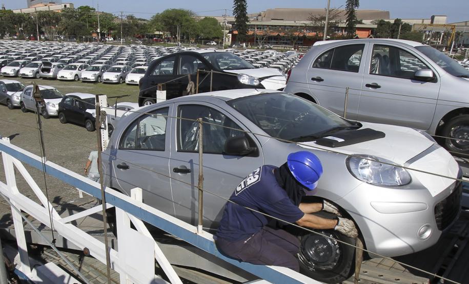 Exportação de veículos pelo Porto de Paranaguá cresce 25% no primeiro trimestre A exportação de veículos pelo Porto de Paranaguá fechou o primeiro trimestre do ano com alta de 25% em relação ao mesmo período do ano passado. Foram 18,6 mil unidades exportadas nos primeiros meses do ano, contra 14 mil no mesmo período de 2011.