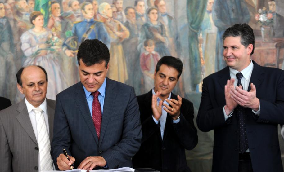 O governador Beto Richa homologou a licitação aberta pela Administração dos Portos de Paranaguá e Antonina (Appa) para as obras de dragagem dos pontos críticos do Canal da Galheta, que dá acesso aos dois terminais portuários.