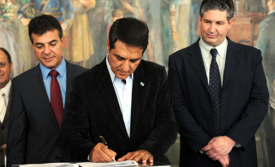 Governador Beto Richa assina contrato para obras de dragagem dos pontos críticos do canal de acesso aos terminais portuários de Paranaguá e Antonina. Assinam o contrato o secretário de Infraestrutura e Logística, José Richa Filho, o superintendente da APPA, Luiz Henrique Dividino e o diretor executivo da DTA Engenharia, Irani Delciste Gonçanves.