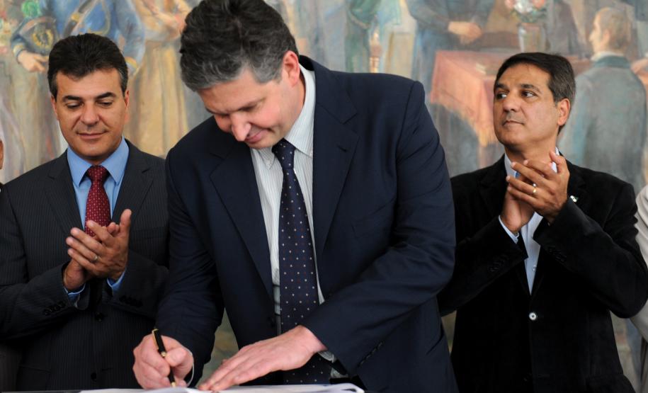 Governador Beto Richa assina contrato para obras de dragagem dos pontos críticos do canal de acesso aos terminais portuários de Paranaguá e Antonina. Assinam o contrato o secretário de Infraestrutura e Logística, José Richa Filho, o superintendente da APPA, Luiz Henrique Dividino e o diretor executivo da DTA Engenharia, Irani Delciste Gonçanves.