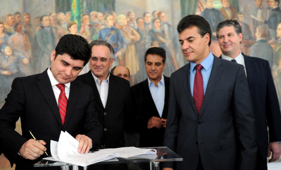 Governador Beto Richa assina contrato para obras de dragagem dos pontos críticos do canal de acesso aos terminais portuários de Paranaguá e Antonina. Assinam o contrato o secretário de Infraestrutura e Logística, José Richa Filho, o superintendente da APPA, Luiz Henrique Dividino e o diretor executivo da DTA Engenharia, Irani Delciste Gonçanves.